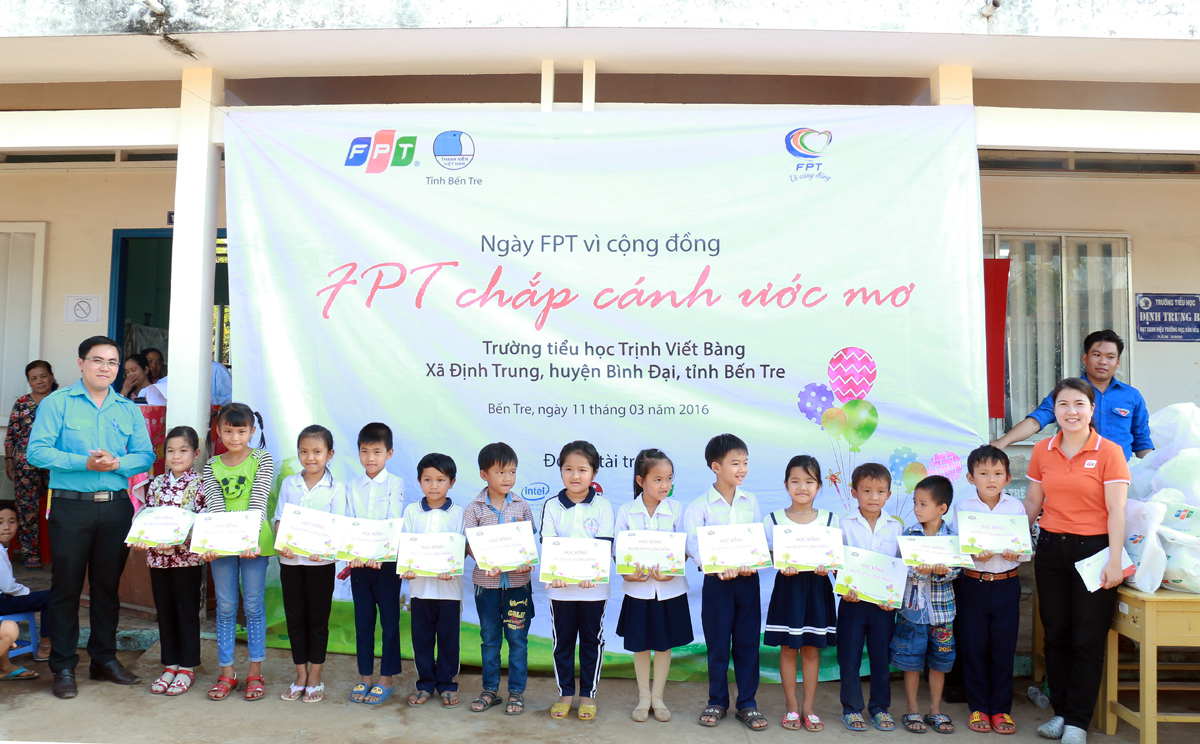 <p> Dịp này, FPT IS HCM trao tặng học sinh trường Tiểu học Trịnh Viết Bàng 176 phần quà bánh và dụng cụ học tập, 26 suất học bổng (mỗi phần trị giá 300.000 đồng). Toàn bộ số tiền hơn 20 triệu đồng được các CBNV FPT IS HCM quyên góp ủng hộ.</p>