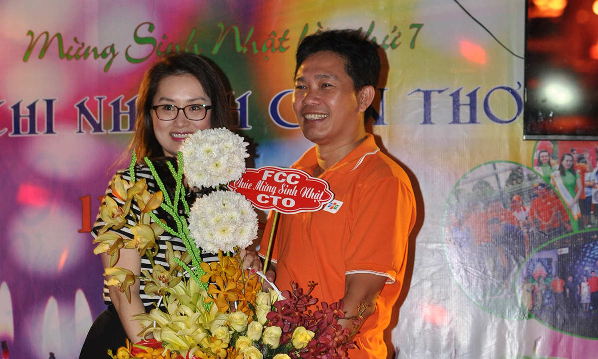 <p class="Normal"> Chị Bùi Việt Hiền Nhi, Phó Ban truyền thông FPT Telecom, gửi lẵng hoa chúc mừng sinh nhật lần thứ 7 chi nhánh.</p>