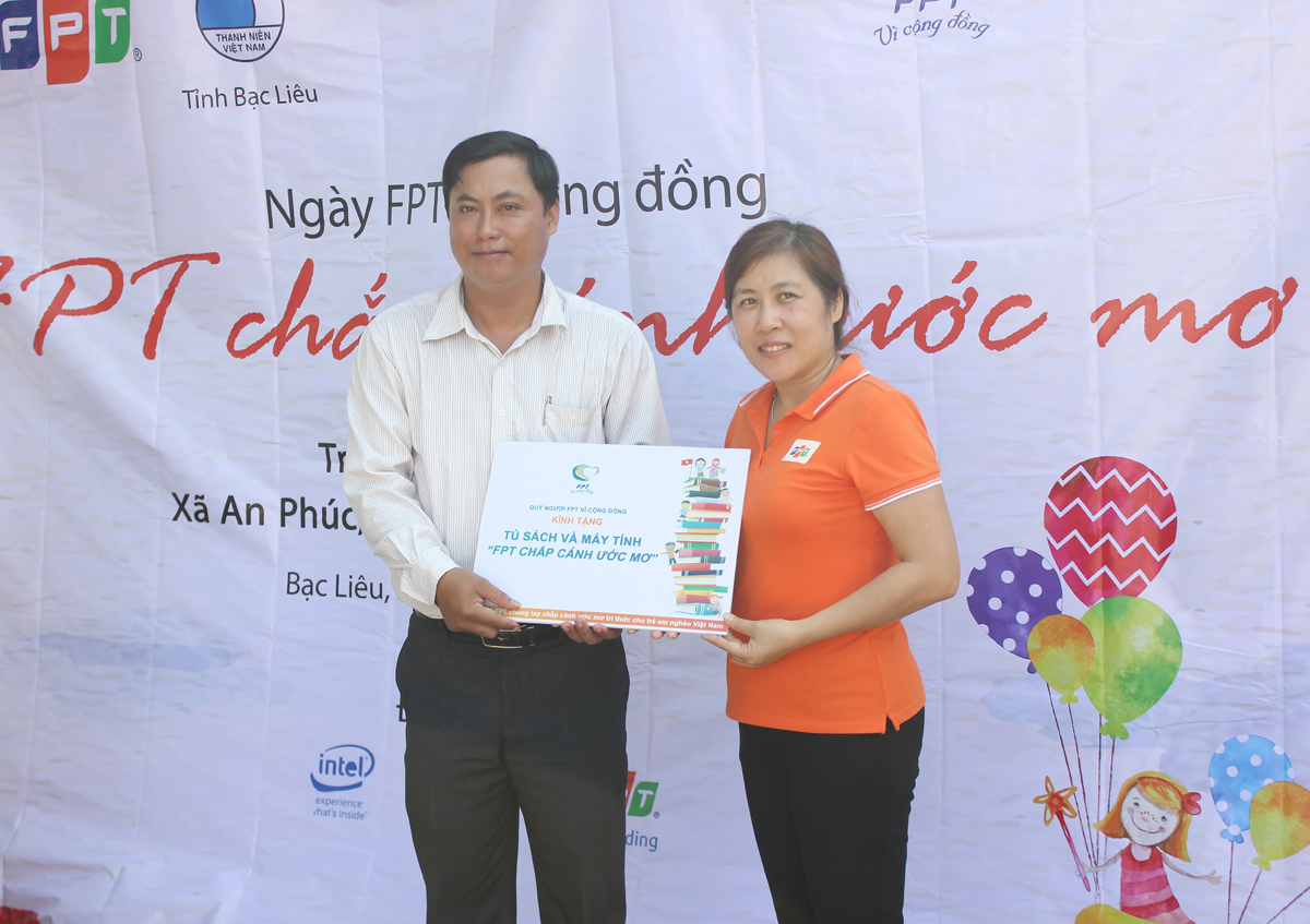 <p> Chị Nguyễn Thị Thanh Lê - đại diện cho FPT Trading HCM cùng Quỹ "Người FPT vì cộng đồng" trao tặng nhà trường 4 bộ máy tính để bàn (desktop), một tủ thuốc y tế, một tủ sách hiếu học.</p>