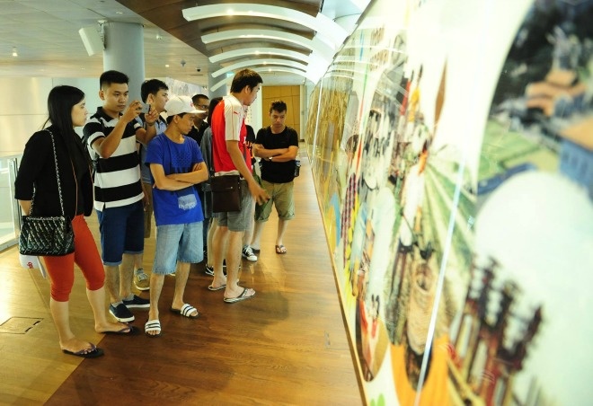 <p> Mọi người cũng dành thời gian ghé thăm Bảo tàng quy hoạch Singapore.</p>