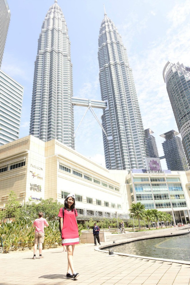 <p> Cả đoàn tham quan một số thắng cảnh nổi tiếng của thủ đô Malaysia mà nổi bật là tòa tháp đôi Petronas. Trong thời gian lưu lại quốc gia này, mọi người có dịp thưởng thức ẩm thực ở <span style="color:#000000;">Bukit Bintang, nơi tương tự phố Tây ở Sài Gòn và không quên mua sắm. Trong ảnh là Lê Thị Thùy Trang từ phòng Marketing. </span></p>