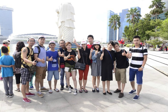 <p> Sau một ngày vui chơi tại Malaysia, cả đoàn đi BTS sang Singapore. Điểm đến đầu tiên là công viên Sư tử biển, biểu tượng của đảo quốc này.</p>