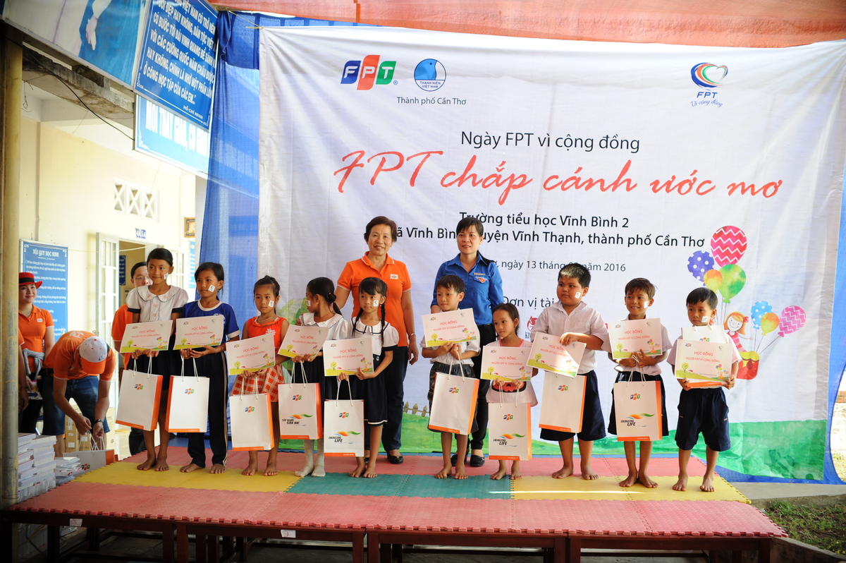 <p> Lần lượt 20 trò nghèo Vĩnh Bình 2 được CBNV FPT HCM trao học bổng.</p>