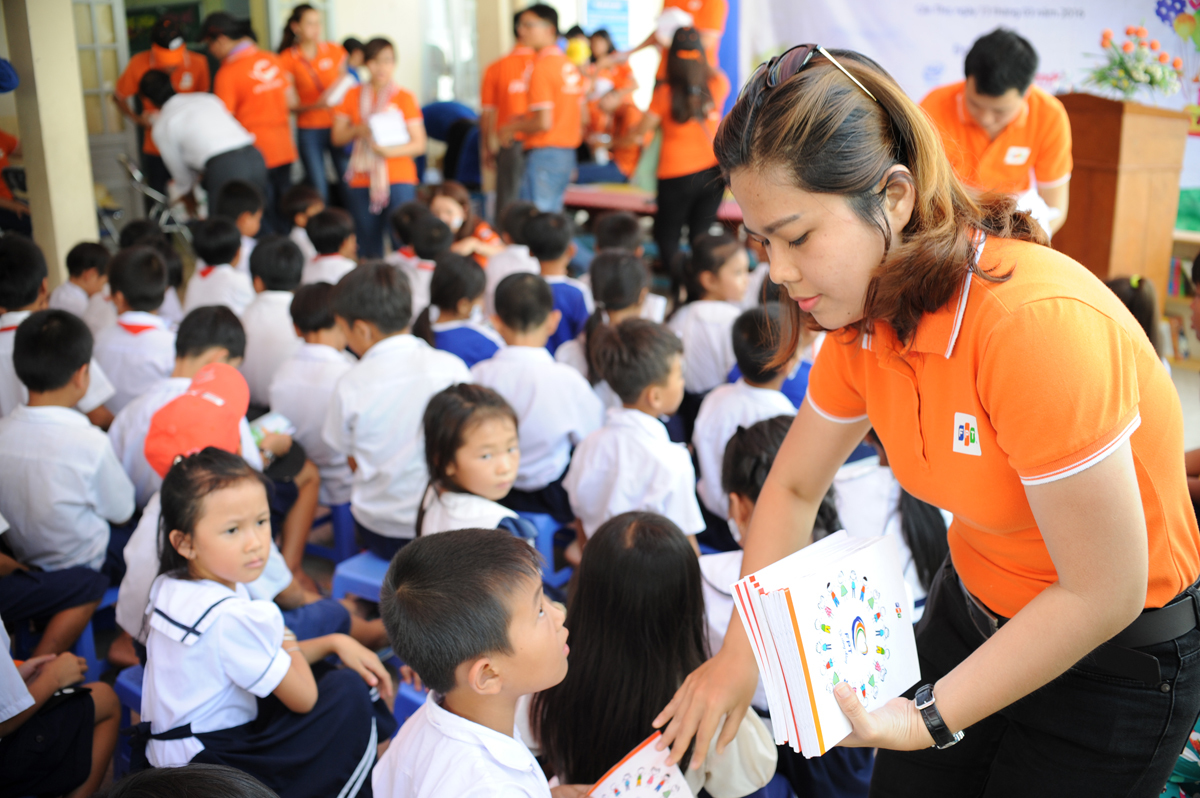 <p> Chị Ninh Như Ngọc, Trường Đào tạo Cán bộ FPT, cùng CBNV tham gia trao quà là những cuốn tập trắng cho tất cả học sinh Vĩnh Bình.</p>