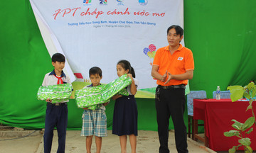 Tự tay gói quà cho trẻ nghèo Tiền Giang