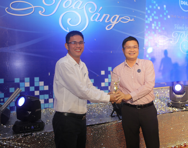 Anh Chiêm Hoàng Điền (bên trái) nhận Cup vinh danh từ đại diện Dell.