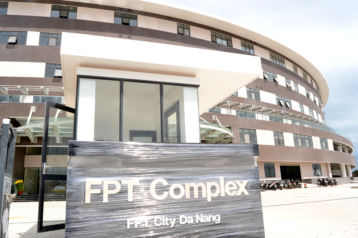 <p class="Normal" style="text-align:justify;"> Tòa nhà FPT Complex đóng tại phường Hòa Hải, quận Ngũ Hành Sơn, với tổng diện tích 5,9 ha, chính thức được đưa vào hoạt động sáng nay (ngày 19/3). FSU11 là đơn vị đầu tiên được chuyển nhà về khu làm việc mới với khoảng 300 CBNV. </p>