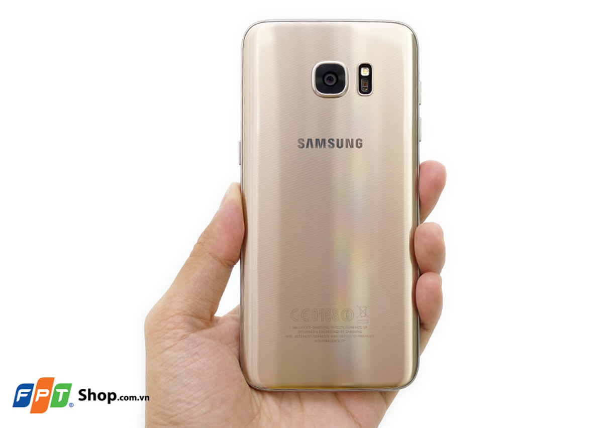 <p> Samsung Galaxy S7 Edge được kế thừa gần như nguyên vẹn những nét đặc trưng của người tiền nhiệm Galaxy S6 Edge, có thể kể đến như phần khung viền bằng kim loại và 2 mặt trước sau phủ kính cường lực Gorilla Glass 4 cao cấp. Phần lưng cong khá nhiều về hai bên nhưng cảm giác cầm Galaxy S7 Edge ôm sát vào lòng tay, dễ chịu hơn rất nhiều so với trên Galaxy Note 5. </p>