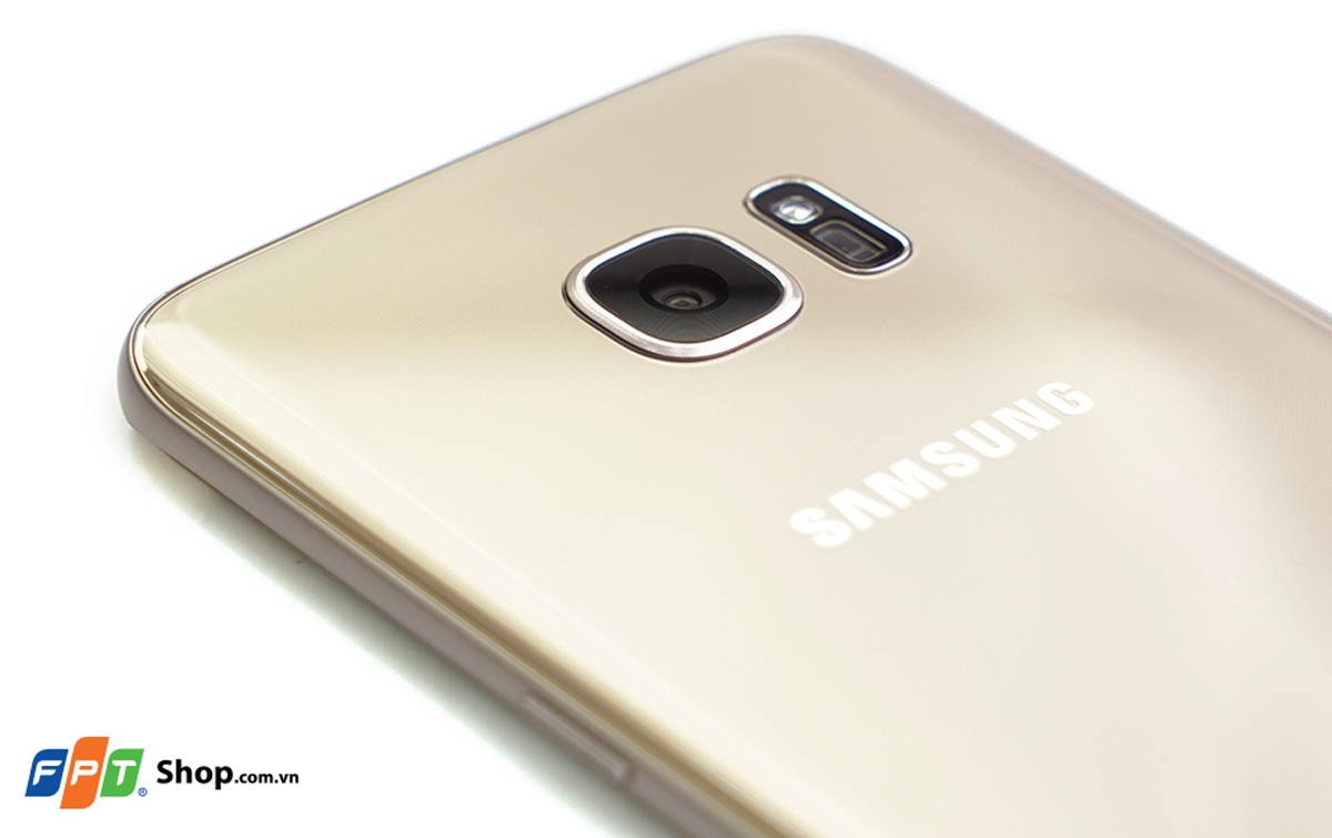 <p> Mặc dù độ phân giải trên camera chính của Samsung Galaxy S7 Edge giảm xuống 12 MP (so với 16 MP trên Galaxy S6 Edge), tuy nhiên camera này được nâng cấp khẩu độ lên f/1.7 - mức có thể xem là lớn nhất của thế giới smartphone hiện nay. Bên cạnh đó, Samsung trang bị thêm công nghệ chống rung quang học OIS và sử dụng một cảm biến ảnh mới tự động lấy nét điểm ảnh kép (Dual Pixel), do vậy hình ảnh sẽ bớt nhiễu và màu sắc rực rỡ hơn.</p>