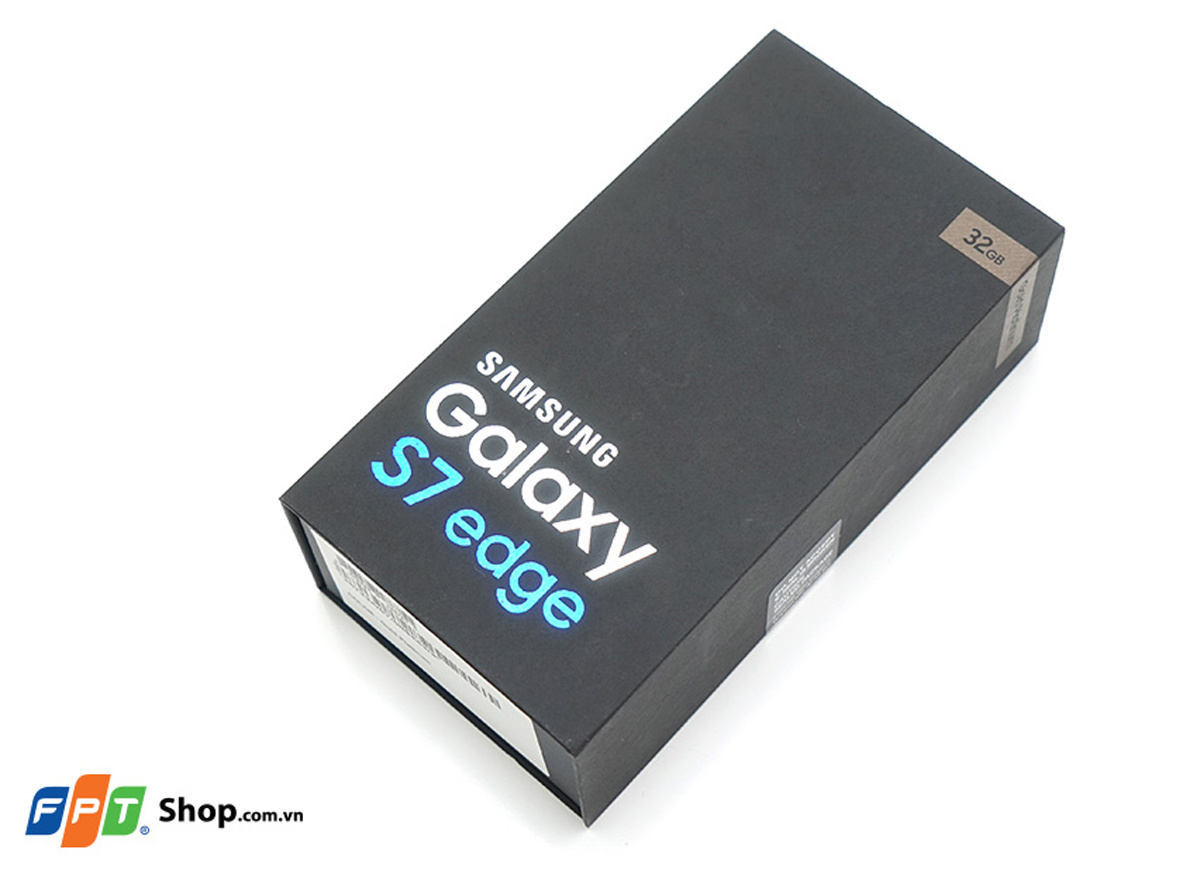 <p> Khác với những phiên bản tiền nhiệm, hộp đựng Galaxy S7 Edge được làm liền lạc, rất gọn và có nam châm để giữ phần nắp hộp. Ngoài hộp có các thông tin như là nơi sản xuất, tên, màu và thông số kỹ thuật của sản phẩm.</p>