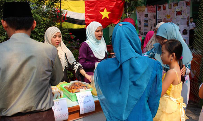 <p style="text-align:justify;"> Tham gia Ngày hội văn hóa dân gian, sinh viên Brunei tự tay chế biến những món ăn truyền thống và chuẩn bị nhiều dụng cụ được trang trí đặc sắc để khách tham quan chụp hình lưu niệm. </p>