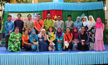 Sinh viên Brunei trao học bổng cho học sinh Đà Nẵng