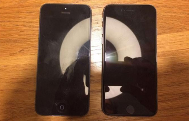 Hình ảnh đầu tiên được cho là iPhone SE (trái). Ảnh: OneMoreThing.