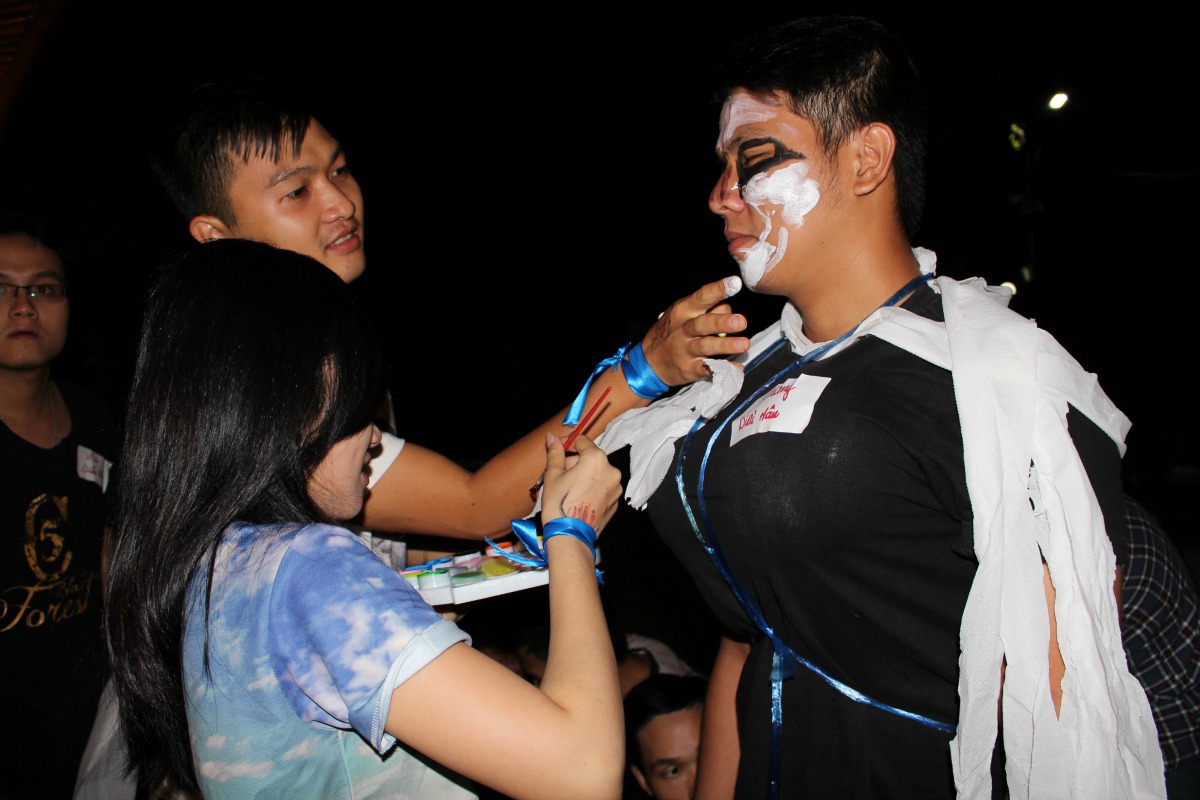 <p style="text-align:justify;"> Tối 18/3, các tân binh tham gia đêm STCo vốn là truyền thống và đặc trưng tạo nên bản sắc của "72h trải nghiệm". Cũng là hình thức "thi chim" và diễn kịch quen thuộc, tuy nhiên, mỗi chương trình lại mang đến những màu sắc riêng bởi mỗi đội có sự sáng tạo của riêng mình. Chính vì thế, STCo Night luôn là tâm điểm của "72h trải nghiệm". </p>