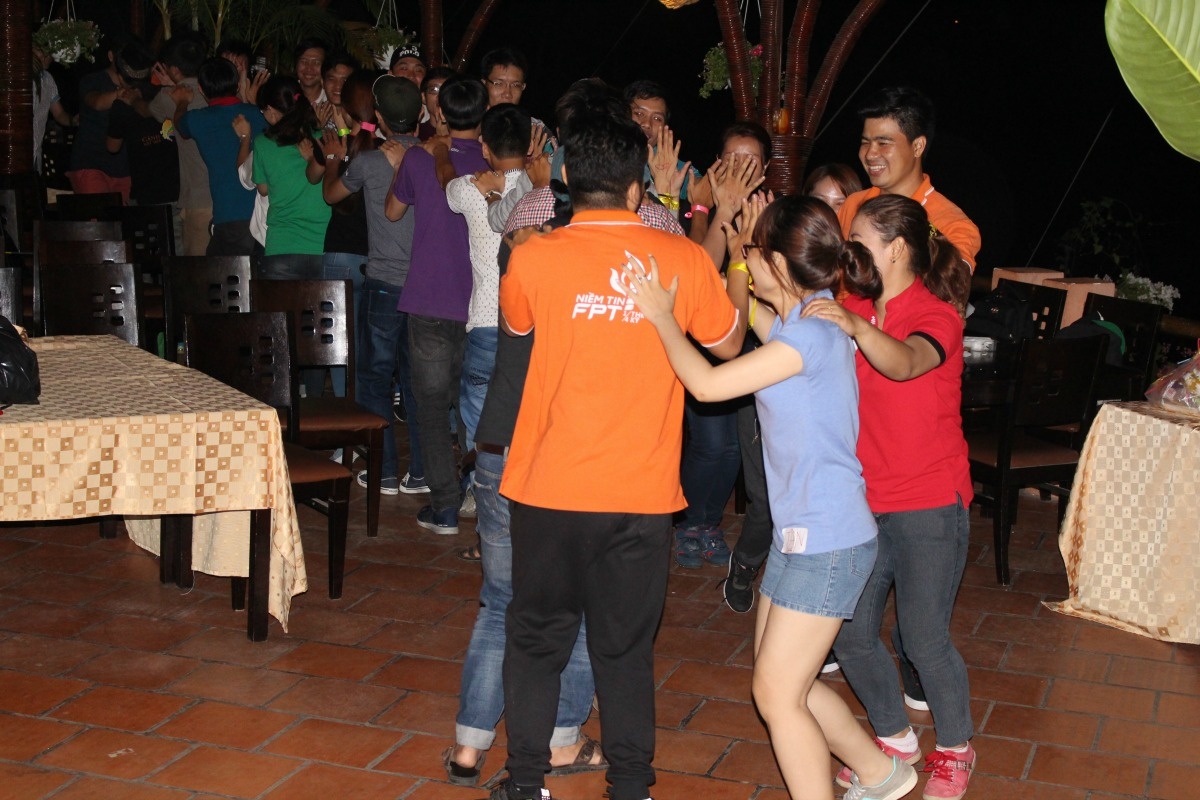 <p style="text-align:justify;"> Sau những phần thi trên sân khấu, mọi người giao lưu với nhau bằng những ca khúc STCo đậm chất FPT. Lúc này, các đội hòa vào nhau cùng hát vang những giai điệu quen thuộc và tận hưởng cảm giác thăng hoa của sự gắn kết tinh thần FPT. </p>