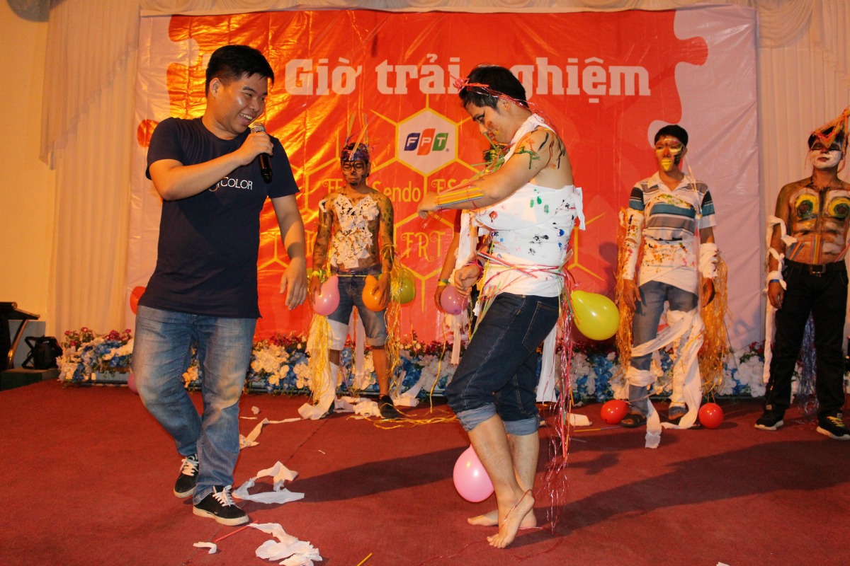 <p style="text-align:justify;"> Ở hội thi chim trong khuôn khổ STCo Night, chú Đà điểu không xác định được giới tính khiến cả hội trường cười ngất ngây với phần trình diễn thời trang bá đạo và những phần nhấp nhô kỳ lạ trên cơ thể. </p>