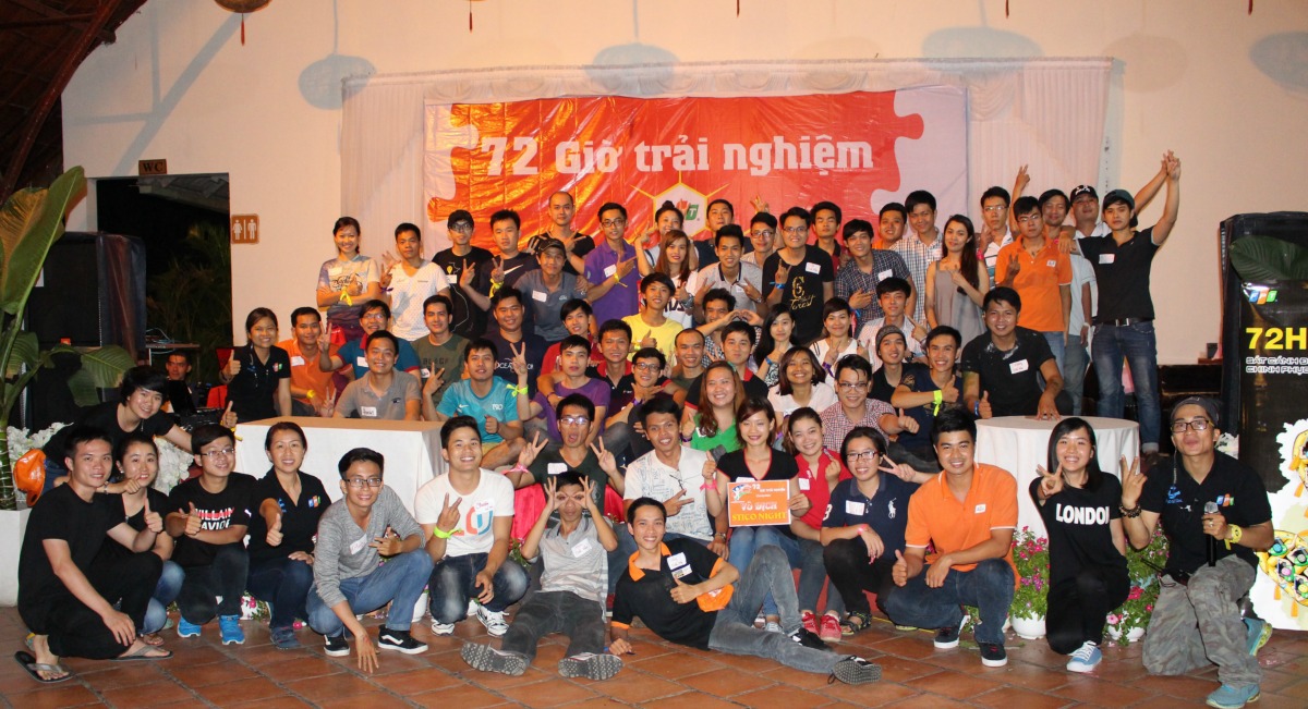 <p style="text-align:justify;"> Mọi người có dịp ngồi bên nhau trong không khí thoáng đãng của vùng ngoại thành. Tạm gác công việc sang một bên, mỗi thành viên tìm thấy cho mình một khoảng trời mới để hiểu hơn về văn hóa và con người FPT. Họ có một đêm STCo cùng vui cùng cười và có thêm những người bạn mới, không chỉ trong đơn vị mình đang công tác. </p> <p class="Normal" style="text-align:justify;">  “72h trải nghiệm” số đầu tiên năm 2016 đã diễn ra từ 18-19/3 tại khu du lịch Bửu Long (Biên Hòa, Đồng Nai) với sự tham gia của 72 nhân viên FPT HCM. Chương trình tại Hà Nội diễn ra từ 17-19/3 tại Hòa Lạc thu hút hơn 80 CBNV.</p> <p class="Normal" style="text-align:justify;"> "72h trải nghiệm” là chương trình đào tạo dưới dạng trò chơi lớn, teambuilding chủ đề "Đồng đội" do Trường Đào tạo cán bộ FPT (FCU) tổ chức. Người tham gia chỉ cần là người FPT có hợp đồng chính thức và chưa từng tham dự các số trước đó. Trong năm 2015, chương trình đã triển khai 10 số trên toàn quốc với tổng số thành viên tham gia lên đến gần 700. </p>