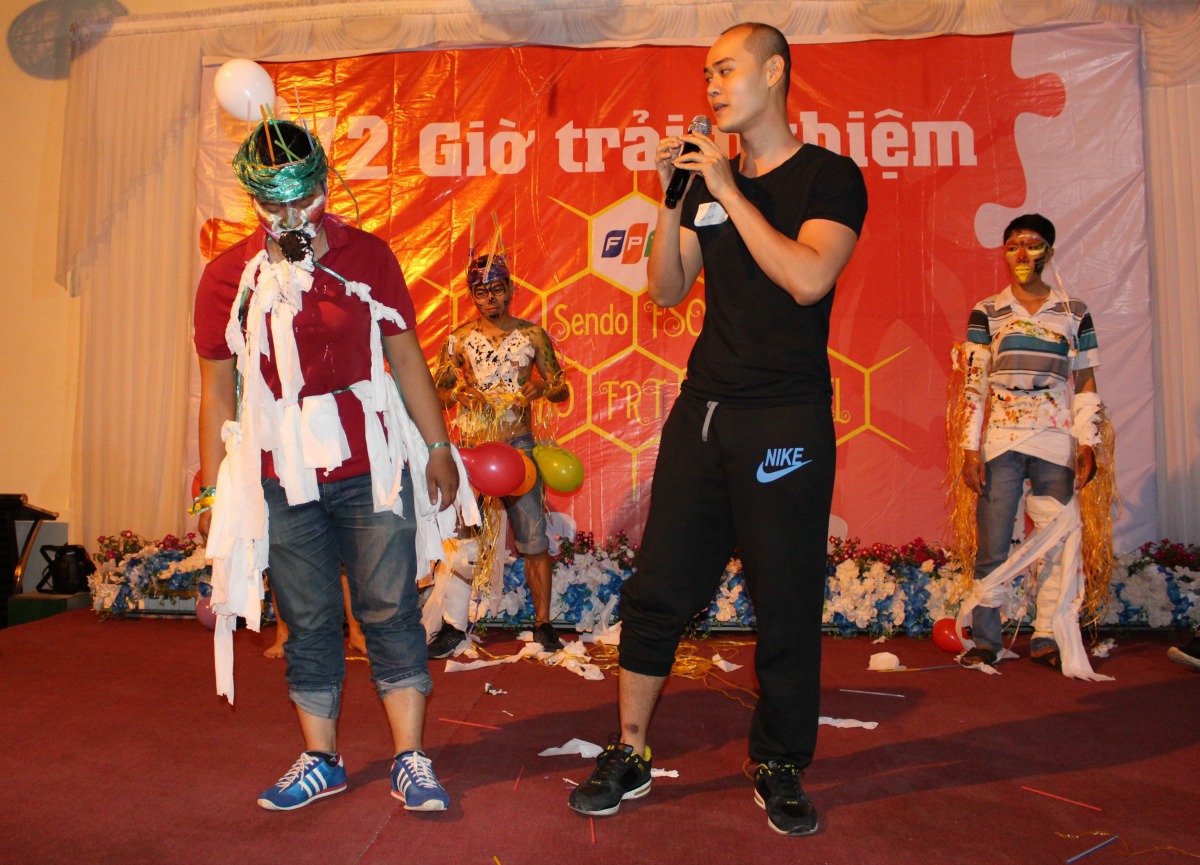 <p style="text-align:justify;"> Cánh cụt bị rơi lông tơi tả đến sân khấu sau một lúc biểu diễn thời trang. Dù là chim cánh cụt nhưng chú ta cũng có vũ khí bí mật nằm ở mỏ và đã dùng nó để tấn công về phía khán giả. </p>