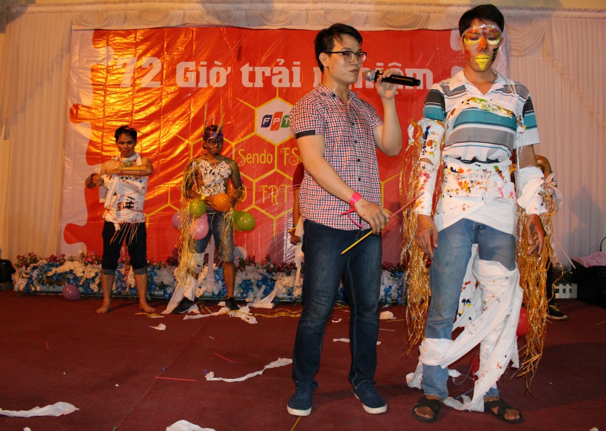 <p style="text-align:justify;"> Chú chim Gõ kiến tỏ ra khá căng thẳng và trầm khi đứng trên sân khấu. Chú chim này hầu như không nở lấy một nụ cười trong suốt cuộc thi. Có lẽ vì chiếc mỏ của chú đã bị đối thủ nào đó cưỡm mất nên không thể nào cười được nữa. </p>