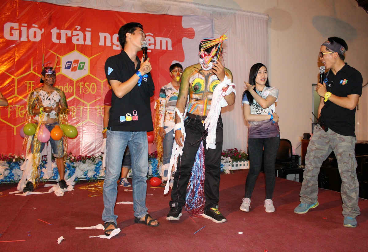 <p style="text-align:justify;"> Chim "tự sướng" của chàng Dương Quá mất một tay thu hút sự chú ý của cả khán phòng. Thì ra đây là chú chim bầu bạn của chàng trai này mỗi không không có Cô Cô ở bên cạnh. </p>