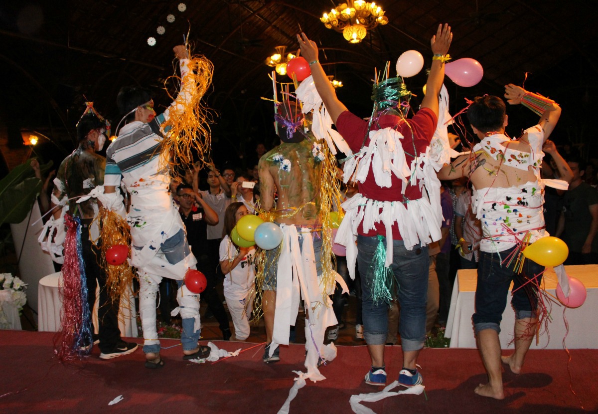 <p style="text-align:justify;"> Những màn thi chim trào lộng và đầy tiếng cười của người FPT với những chú chim quen thuộc tạo nên nét đặc trưng có một không hai của "72h trải nghiệm". Dù phần thể hiện không phải lúc nào cũng biểu trưng cho loài chim của các đội, mọi người đã mang đến cho nhau những trận cười sảng khoái đầy vui nhộn. </p> <p class="Normal" style="text-align:justify;"> “72h trải nghiệm” số đầu tiên năm 2016 đã diễn ra từ 18-19/3 tại khu du lịch Bửu Long (Biên Hòa, Đồng Nai) với sự tham gia của 72 nhân viên FPT HCM. Chương trình tại Hà Nội diễn ra từ 17-19/3 tại Hòa Lạc thu hút hơn 80 CBNV.</p> <p class="Normal" style="text-align:justify;"> "72h trải nghiệm” là chương trình đào tạo dưới dạng trò chơi lớn, teambuilding chủ đề "Đồng đội" do Trường Đào tạo cán bộ FPT (FCU) tổ chức. Người tham gia chỉ cần là người FPT có hợp đồng chính thức và chưa từng tham dự các số trước đó. Trong năm 2015, chương trình đã triển khai 10 số trên toàn quốc với tổng số thành viên tham gia lên đến gần 700. </p>