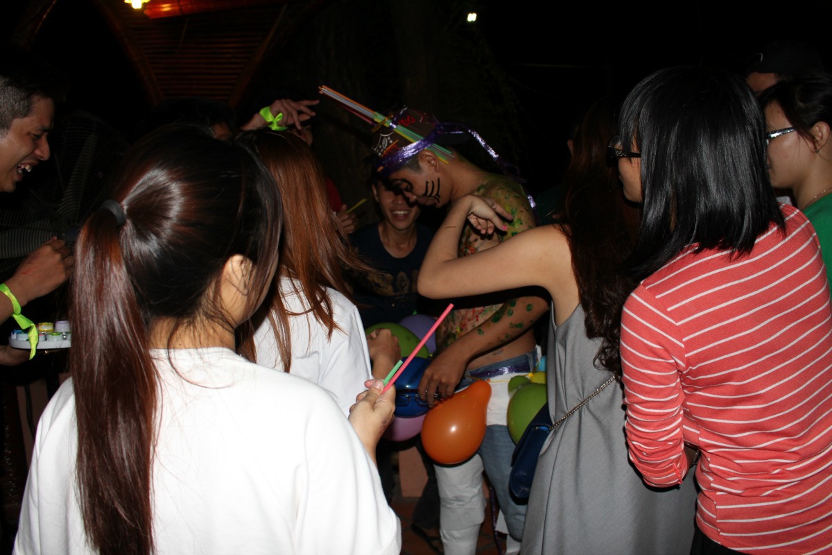 <p style="text-align:justify;"> Từ những vật dụng được Ban tổ chức cung cấp, các thành viên phải "trang điểm" cho chú chim của đội mình với tiêu chí càng "dơ và chịu cởi" càng có cơ hội giành chiến thắng. Tất nhiên, tính thẩm mỹ được đặt lên hàng đầu. </p>