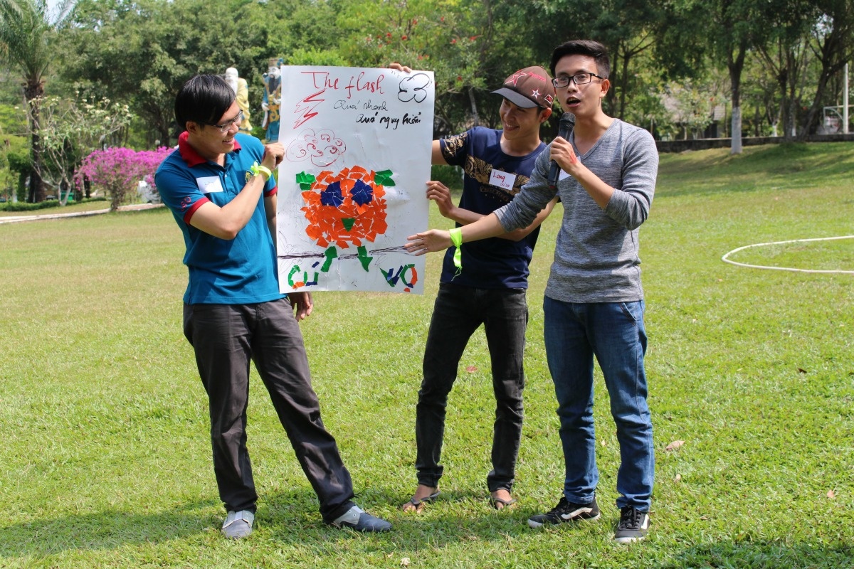 <p class="Normal"> Cú vọ của đội xanh lá được khẳng định giới tính nữ khi mệnh danh là “nữ hoàng của bầu trời đêm” vì ban đêm không loài chim nao có thể bay nhanh bằng Cú vọ. “Chúng tôi chính là tia sét đập nát màn đêm”, Hoài Anh, thành viên của Cú vọ, chia sẻ.</p>