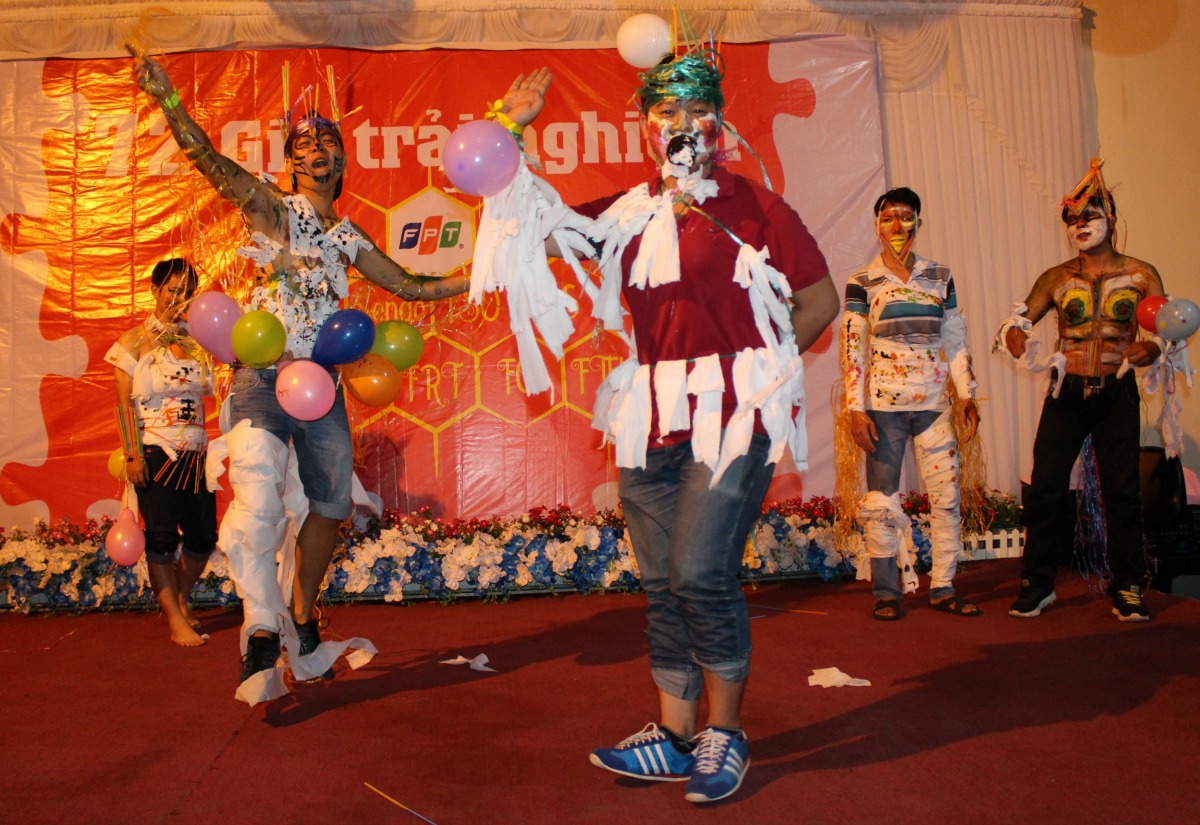 <p style="text-align:justify;"> Các chú chim bước lên sân khấu biểu diễn những vũ điệu không giống ai khiến cả hội trường cười ngây ngất. </p>