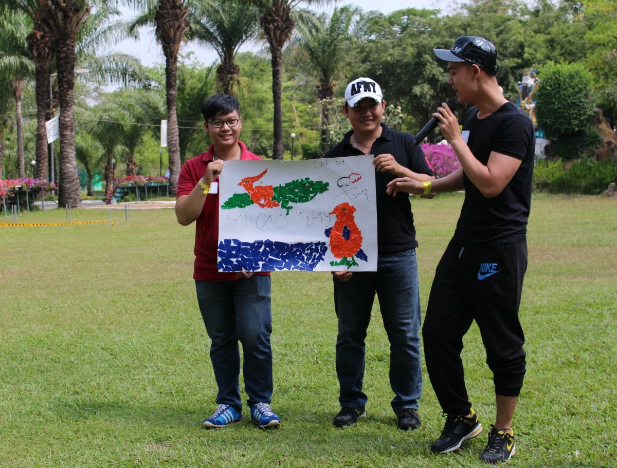 <p style="text-align:justify;"> Đội Cánh cụt mang đến bức tranh với hai linh vật. Ngoài biểu tượng của đội mình, họ cũng vẽ lên hình ảnh của chim phượng hoàng. Với phương châm "không ai đánh thuế ước mơ", Cánh cụt thể hiện khát vọng vượt qua giới hạn, chinh phục những ước mơ và vươn tới bầu trời. Đội này bày tỏ, có thể 100 hay 1000 năm nữa có thể cánh cụt sẽ biết bơi hay biết bay và một ngày nào đó trở thành phượng hoàng. </p>