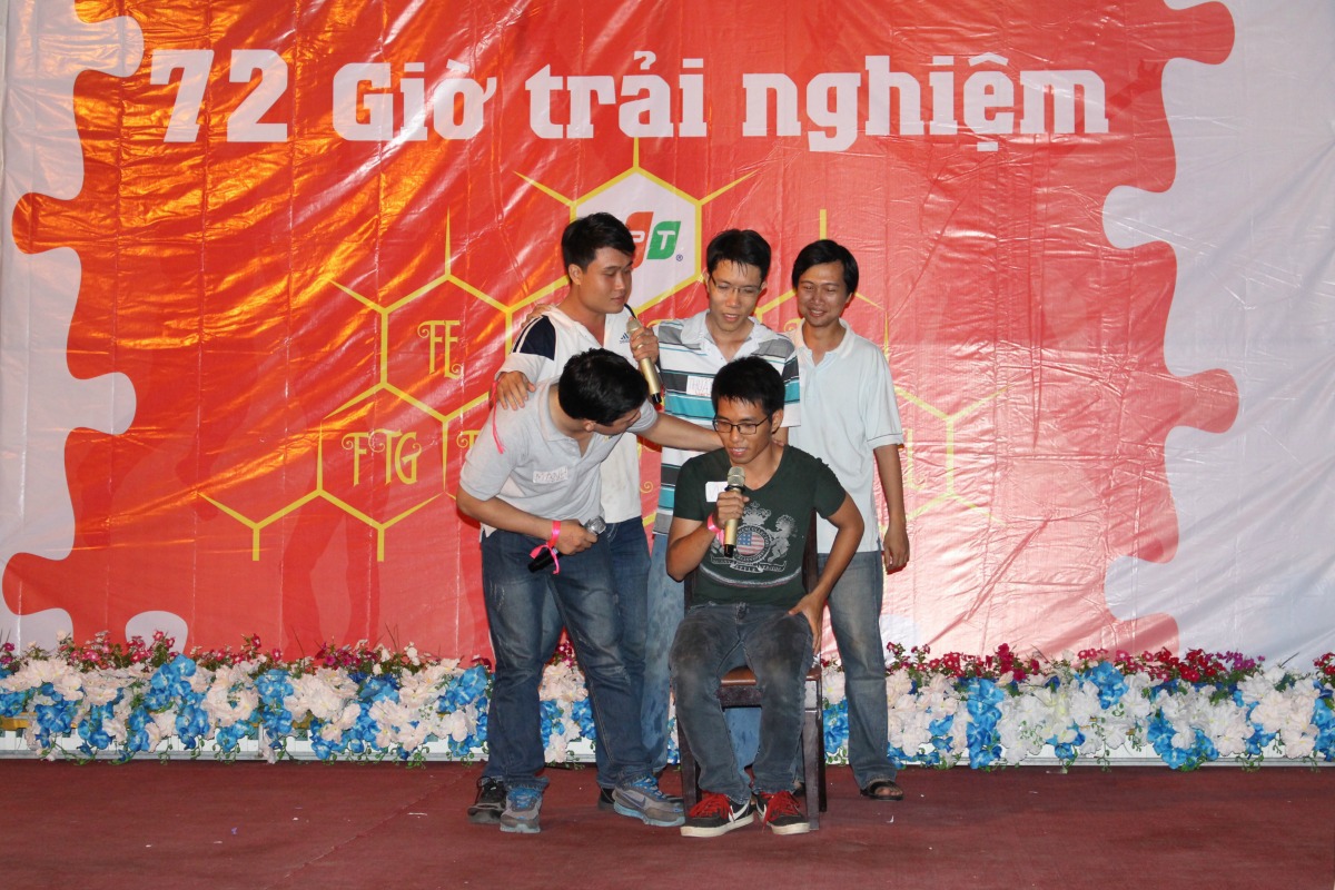 <p style="text-align:justify;"> Ờ phần thi kịch, Gõ kiến mang đến tiểu phẩm "FPT - Khi chúng ta về một nhà". Vở kịch nói về mối quan hệ giữa các thành viên FPT. Khi mẹ của nam chính bị bệnh, Quỹ "Người FPT vì cộng đồng" đã đến với gia đình anh và hỗ trợ chữa bệnh cho người mẹ. "Cho dù chúng ta là ai, chúng ta ở đâu, khi khoác trên mình màu áo FPT, chúng ta đều là người một nhà, trái tim cùng chung một nhịp đập. Dù có xảy ra chuyện gì đi nữa, chúng tôi vẫn luôn sát cánh bên bạn. Đơn giản vì chúng ta là những con người FPT" là thông điệp mà những chú Gõ kiến muốn gửi gắm qua phần trình diễn của mình. </p>