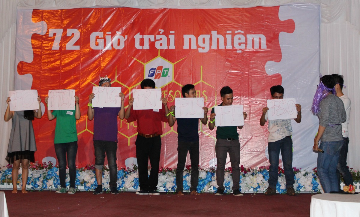 <p style="text-align:justify;"> Trong khi đó, Cú vọ mang đến "câu chuyện đêm khuya" đầy hài hước về quá trình "tìm thấy nhau" của cô Tấm và Hoàng tử. Tiểu phẩm được lồng ghép những chi tiết thú vị và hợp thời về chiếc iPhone 7S mở khóa bằng mùi hương. Khi Tấm và Hoàng tử đến được với nhau, họ cùng nhau trị vì vương quốc. Cũng lúc này, nhu cầu mở rộng trở nên tất yếu. Và họ đã mở ra các vùng đất mang tên FO, FTel, FTG, FRT, FIS, FE và FSO tương ứng với các đơn vị trong FPT.</p>