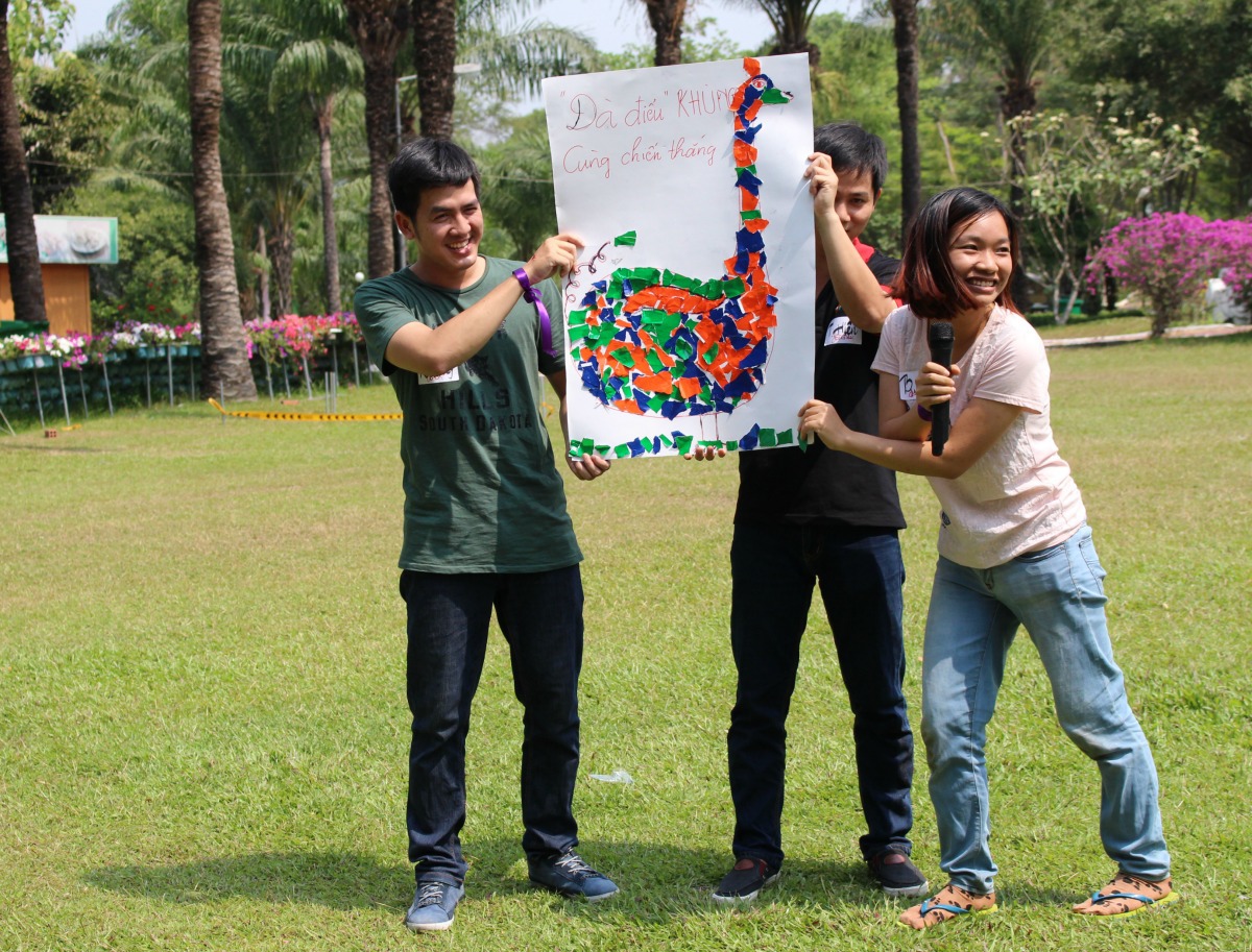 <p style="text-align:justify;"> Đây có lẽ là chú chim đà điểu lạ lùng nhất trên đời khi vừa lai heo, hươu cao cổ và cả chim. Với suy nghĩ táo bạo là một loài chim "khùng đẳng cấp", Đà điểu đến với cuộc với "72h trải nghiệm" cùng kim chỉ nam càng khùng càng tốt, với slogan: "Đà điểu khùng, cùng chiến thắng". </p>