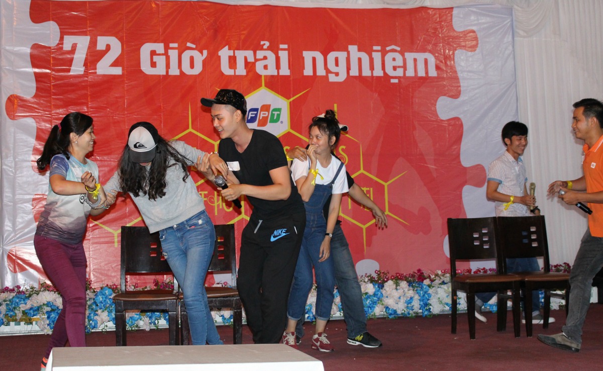 <p style="text-align:justify;"> Cánh cụt mang đến hội diễn STCo vở kịch mang tên "Cạm bẫy ngọt ngào". Đây là câu chuyện kể về các nhân viên bán hàng ở FPT Shop. Sau khi tiếp xúc, một số cô gái có những mối quan hệ ngoài công việc với khách hàng. Họ cùng nhau đi chơi và nhậu nhẹt thâu đêm suốt sáng đến nỗi bị dụ đưa vào khách sạn. Tuy nhiên, nhờ sự quan tâm và giúp đỡ của các đồng nghiệp FPT, họ đã không phải trả giá cho sự dễ dãi của mình. Tiểu phẩm đề cao tình cảm giữa các thanh viên FPT với nhau. </p>