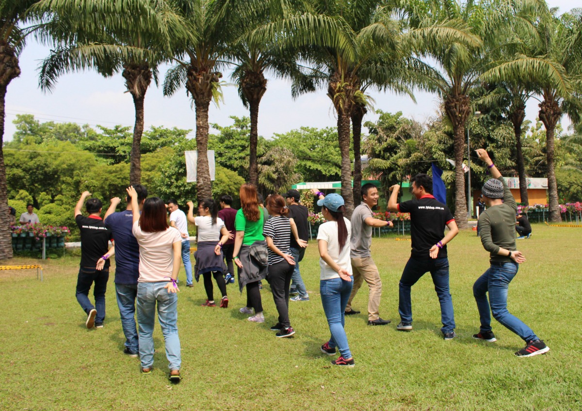 <p> Ở "Vũ điệu vườn chim", các đội phải nghĩ ra những điệu nhảy riêng thể hiện cho loài chim biểu tượng của đội mình. Trong ảnh là lực lượng "vũ công" Đà điểu.</p>