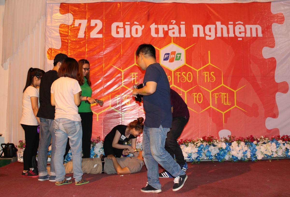 <p style="text-align:justify;"> Với "Over time", Đà điểu mang đến câu chuyện về hình tượng người sếp cần mẫn nhưng nghiêm khắc ở FPT. Ông làm việc miệt mài đến nỗi phải nhập viện. Lúc đó, các nhân viên bên cạnh đã ở bên và giúp đỡ ông. </p>