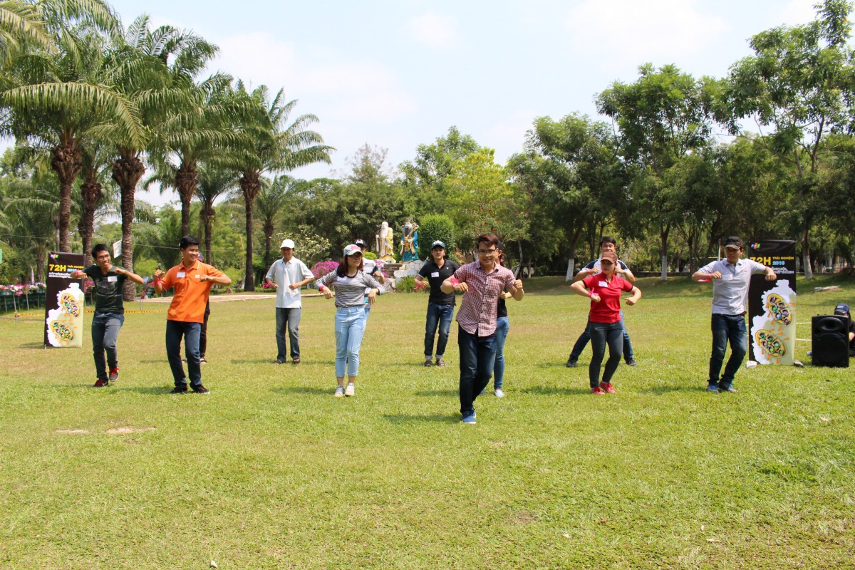 <p> Mở đầu bằng màn nhảy solo của đội trưởng, Gõ kiến mang đến vũ điệu đẹp mắt bằng những cú xoay người uyển chuyển và động tác rõ ràng.</p>