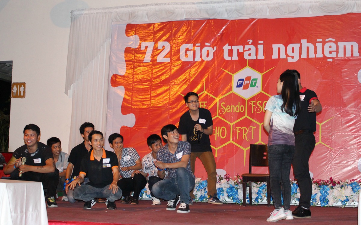 <p style="text-align:justify;"> Câu chuyện quen thuộc của những chàng trai phần mềm về một cuộc sống "thiếu hoa" được thể hiện hài hước trên sân khấu của những chú Diều hâu. Vì môi trường đa phần là nam giới nên sự xuất hiện của một bóng hồng khiến cả phòng "nóng lên". Ai cũng muốn lấy lòng người đẹp bằng cách này hay cách khác. Sự lồng ghép những tình huống gây cười và dễ thương trong các màn tán tỉnh khiến tiết mục lôi cuốn người xem. Đặc biệt, câu chuyện kết thúc bất ngờ khi với chuyện tình đồng tính bí mật của anh sếp lớn. </p>