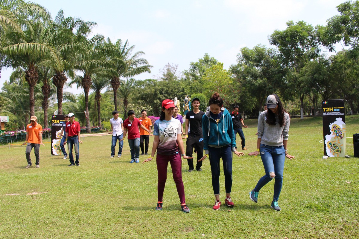 <p> 3 thành viên nữ của Cánh cụt tách bầy solo trước khi hòa vào khoe vũ điệu cùng các đồng đội. </p>