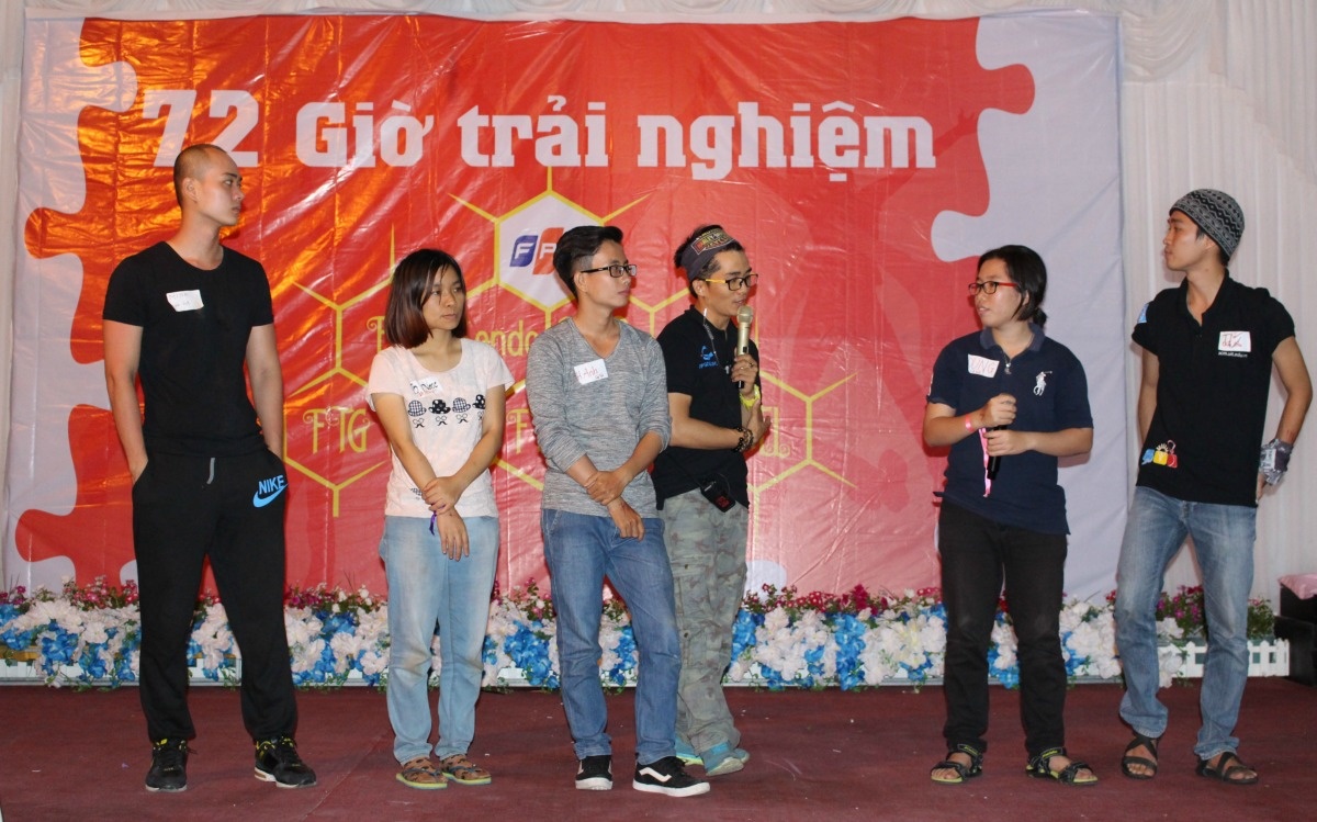 <p style="text-align:justify;"> Nhiều câu chuyện được các đội thể hiện bằng giọng điệu hài hước nhưng không kém phần chỉn chu và hiện đại. Sự đầu tư bài bản và nghiêm túc của các đội khiến những người tổ chức chương trình đi từ bất ngờ này đến bất ngờ khác. "Chúng tôi phải vừa nghĩ ra nội dung vừa phải nghĩ từng phân cách xuất hiện trên sân khấu. Việc truyền tải nội dung va thông điệp trong 5-10 phút là rất khó", "kịch bản gia" của Gõ kiến chia sẻ. Vượt qua những khó khăn đó, đây là đội giành số điểm cao nhất của giám khảo ở vòng thi này. </p>