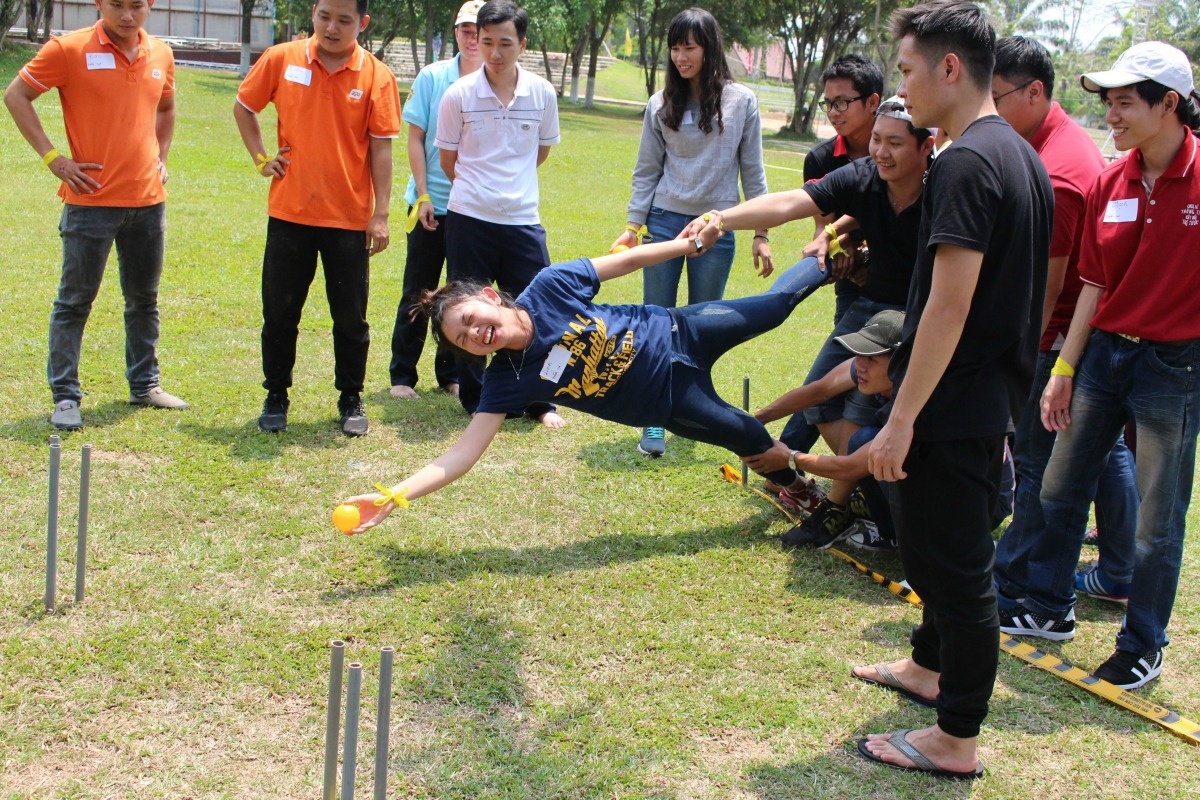 <p> Khóc cười với thử thách ném bóng. Nhiều thành viên đã ngã lăn trong phần thi này.</p>