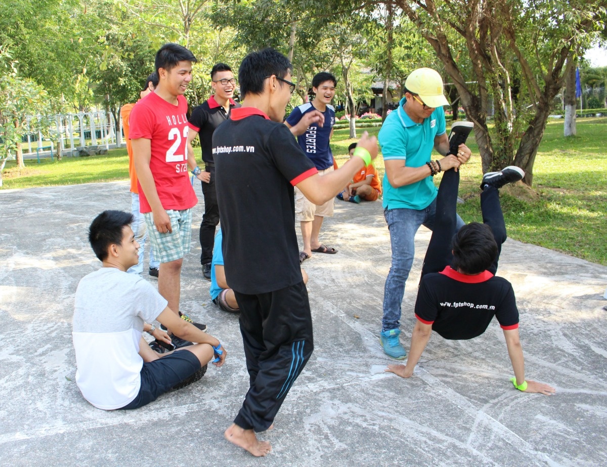 <p> MC Phan Nhật và Hoài Anh của Cú Vọ tranh tài nhảy trong khi đợi các đội khác hoàn thành phần giải mật thư</p>