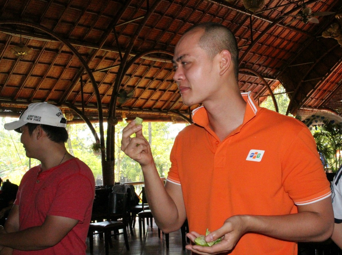 <p> Thành viên Cánh cụt nhăn mặt đến phát khóc trước thử thách ăn chanh. Anh đã bỏ cuộc và chấp nhận bị trừ điểm vì không thể hoàn thành được phần thi này. </p>