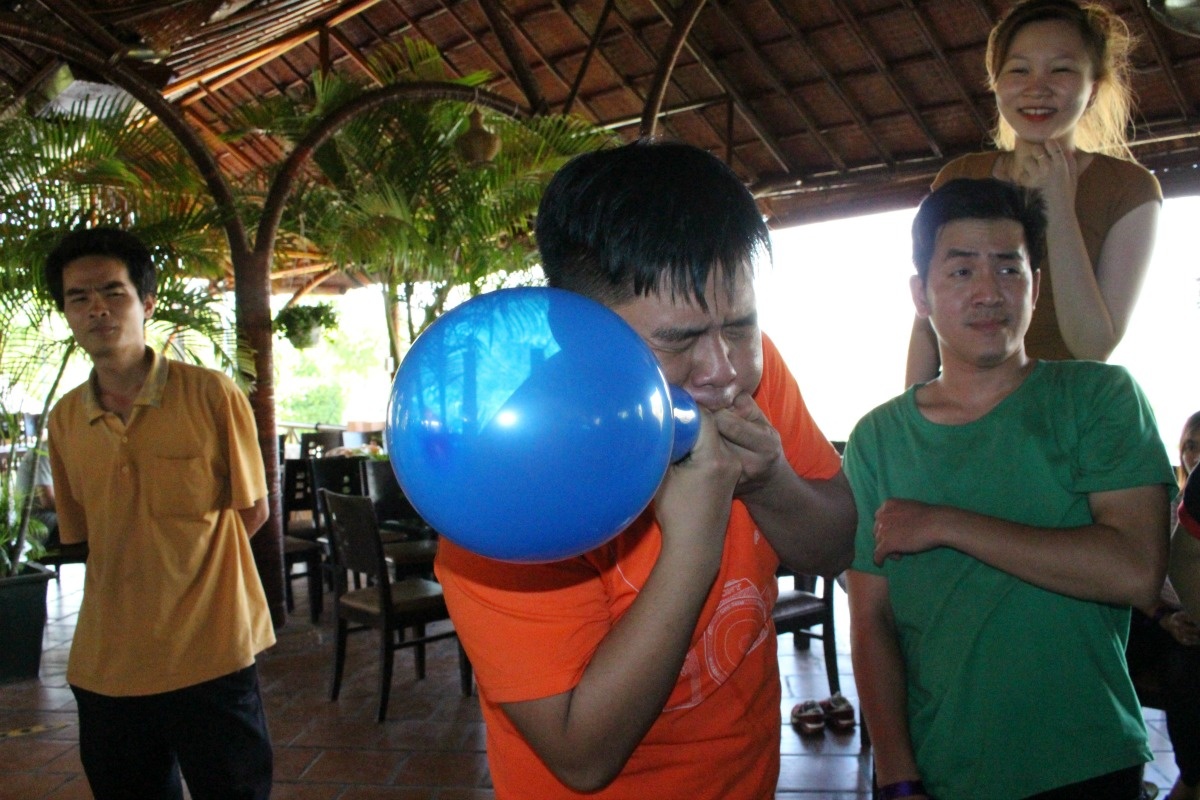 <p> Thổi căng chiếc bong bóng cho đến khi nó phát nổ khiến nhiều người  chơi bị một phen hú vía</p>