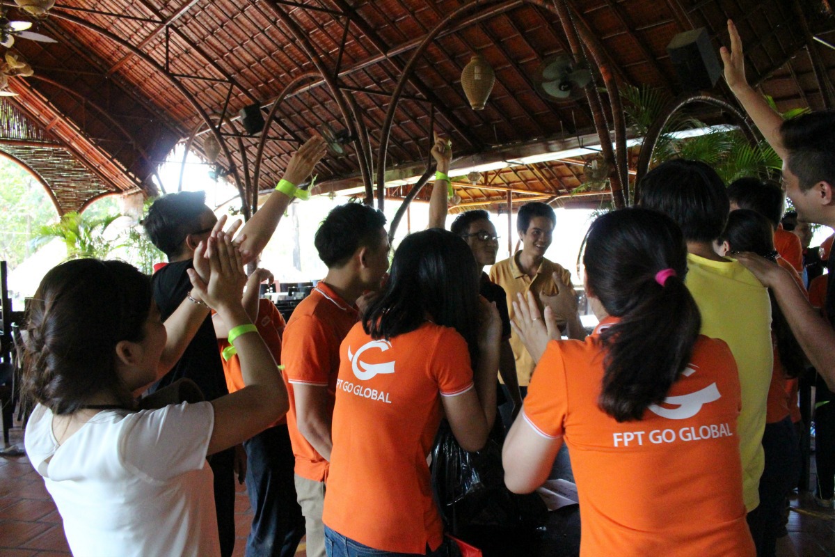 <p> Trong lúc các thành viên thực hiện Ăn tiếp sức, những mảnh ghép còn lại trong các đội cỗ vũ cuồng nhiệt theo tiếng nhạc để tiếp sinh khí cho đồng đội của mình. </p>