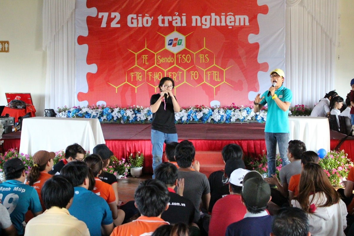 <p> Một nữ nhân viên FPT Software chơi harmonica tặng mọi người trước khi nói lời tạm biệt "72h trải nghiệm". </p>