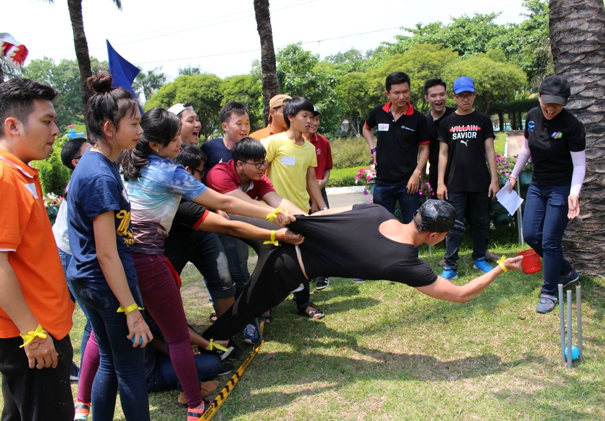 <p> Các thành viên Cánh cụt phải kéo áo đồng đội để giữ thăng bằng cho thành viên này ném bóng vào nơi quy định. </p>