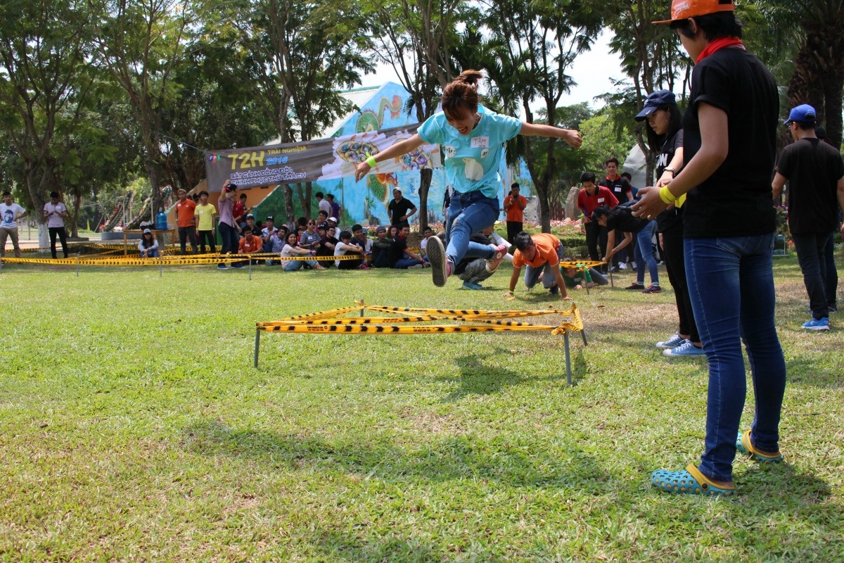 <p> Cô gái nhỏ bé "xoạt chân" hết tốc lực để nhảy qua chướng ngại vật.</p>