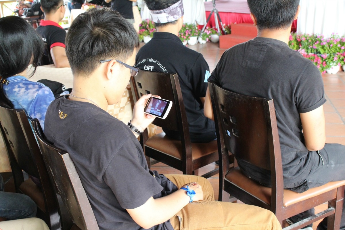 <p> Thành viên Diều hâu chơi đánh bài trên điện thoại trong khi chờ đợi những thử thách tiếp theo. </p>