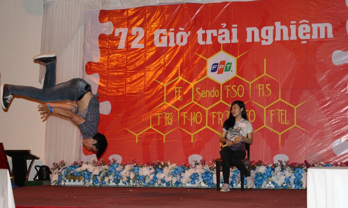 <p> Để lấy lòng người đẹp, những chàng trai phần mềm trong tiểu phẩm "Chuyện tình công sở" của Diều hâu phải trổ tài nhảy múa. </p>