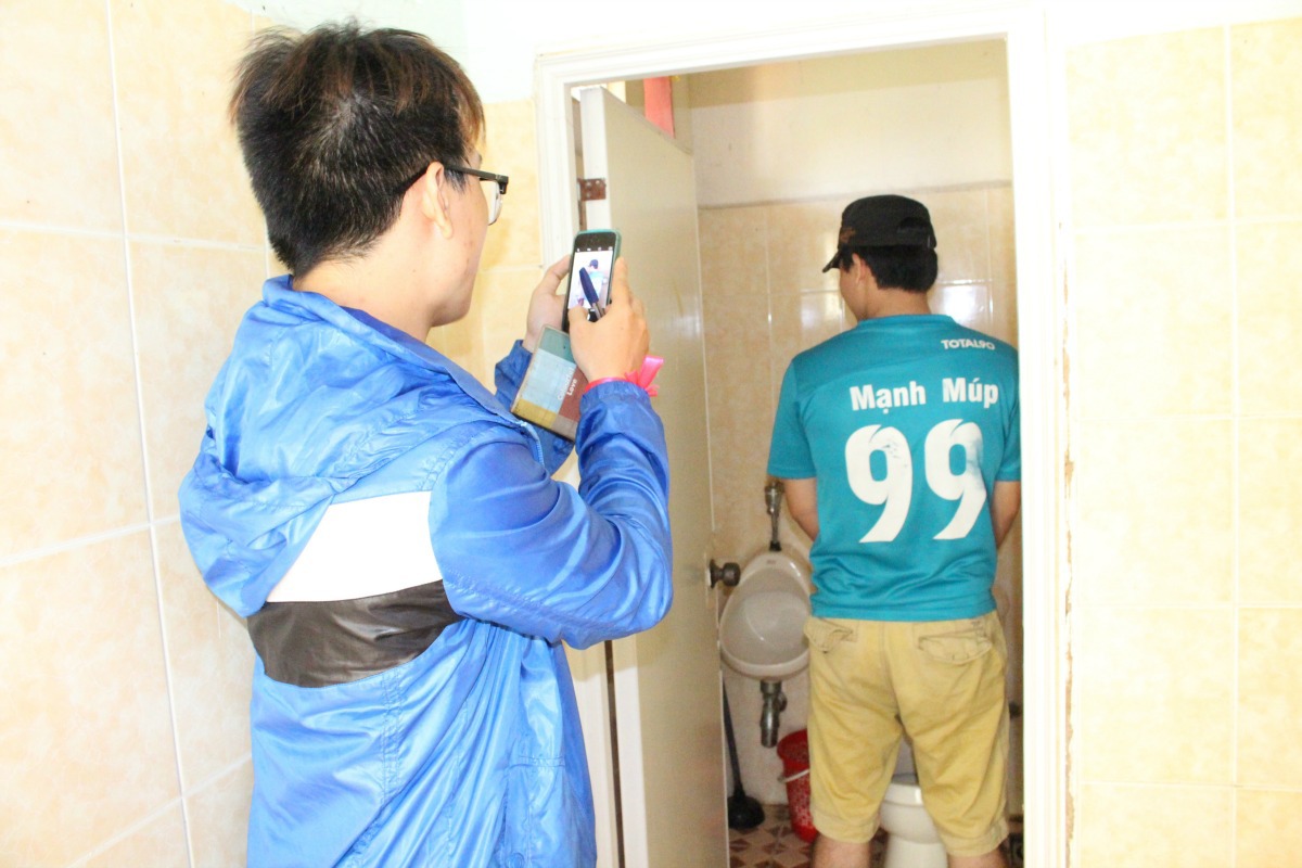 <p> Ở phần chụp hình tự sướng trong nhà vệ sinh, Gõ kiến nhầm lẫn nên chụp ảnh từng thành viên trong tư thế khó đỡ. </p>